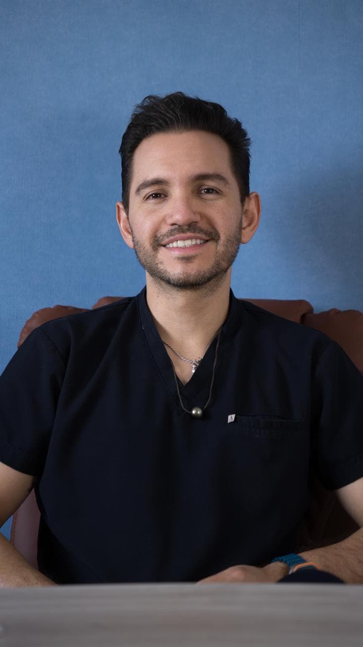 Dr. Diego Iván González Azpeitia en consulta ginecológica - Hospital Ángeles León